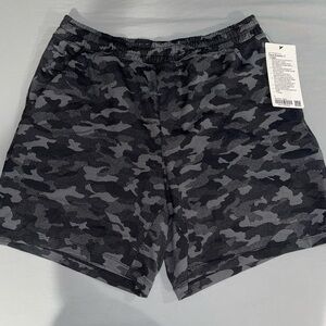 Men’s pace breaker 7” lined lululemon camo shorts